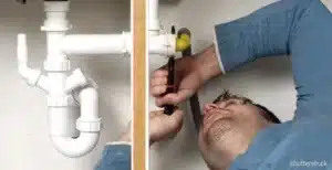 Homme réparant la plomberie d'un évier sous un lavabo. Il serre un raccord de tuyau blanc avec une clé, concentré sur le siphon.