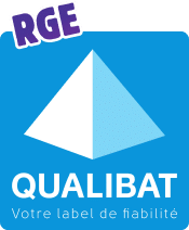 Logo Qualibat RGE bleu avec un symbole géométrique. Slogan 'Votre label de fiabilité' pour la certification des entreprises du bâtiment.